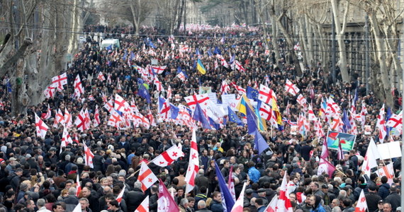 Kilkadziesiąt tysięcy demonstrantów wyszło na ulice Tbilisi, by domagać się dymisji rządu. Oskarżają rządzących o spowodowanie stagnacji gospodarczej i dramatycznego spadku gruzińskiej waluty. Protest zorganizował opozycyjny Zjednoczony Ruch Narodowy. 