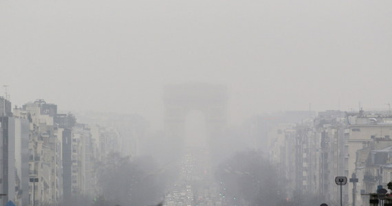 Ze względu na zanieczyszczenie powietrza, które osiągnęło poziom alarmujący, władze Paryża wprowadzą od poniedziałku ograniczenie ruchu kołowego. Na ulice wyjadą tylko samochody o nieparzystej rejestracji - poinformowała mer stolicy Anne Hidalgo. 