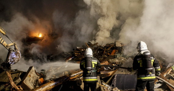 Strażacy dogasili już pożar hali fabryki mebli w Suchedniowie w woj. świętokrzyskim. Podczas akcji został ranny jeden ze strażaków-ochotników. Informację o tym zdarzeniu dostaliśmy na Gorącą Linię RMF FM.
