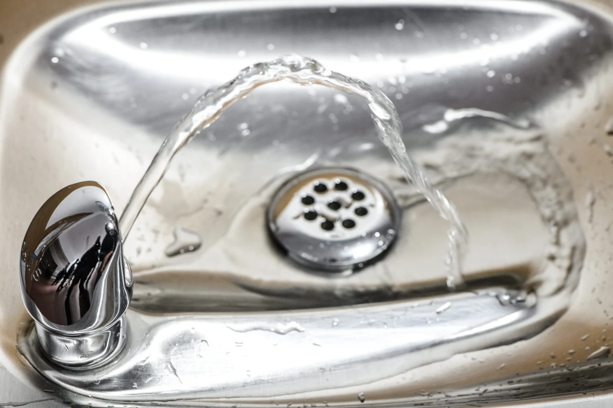 Wydaje nam się, że wystarczy zakręcić kran w czasie mycia zębów i zamontować w toalecie nowoczesną spłuczkę, by oszczędzać wodę? Okazuje się, że oszczędzanie jej to nie tylko ograniczanie zużycia, ale w dużej mierze też rozsądne używanie... chemikaliów. Przypominamy o tym z okazji Światowego Dnia Wody.