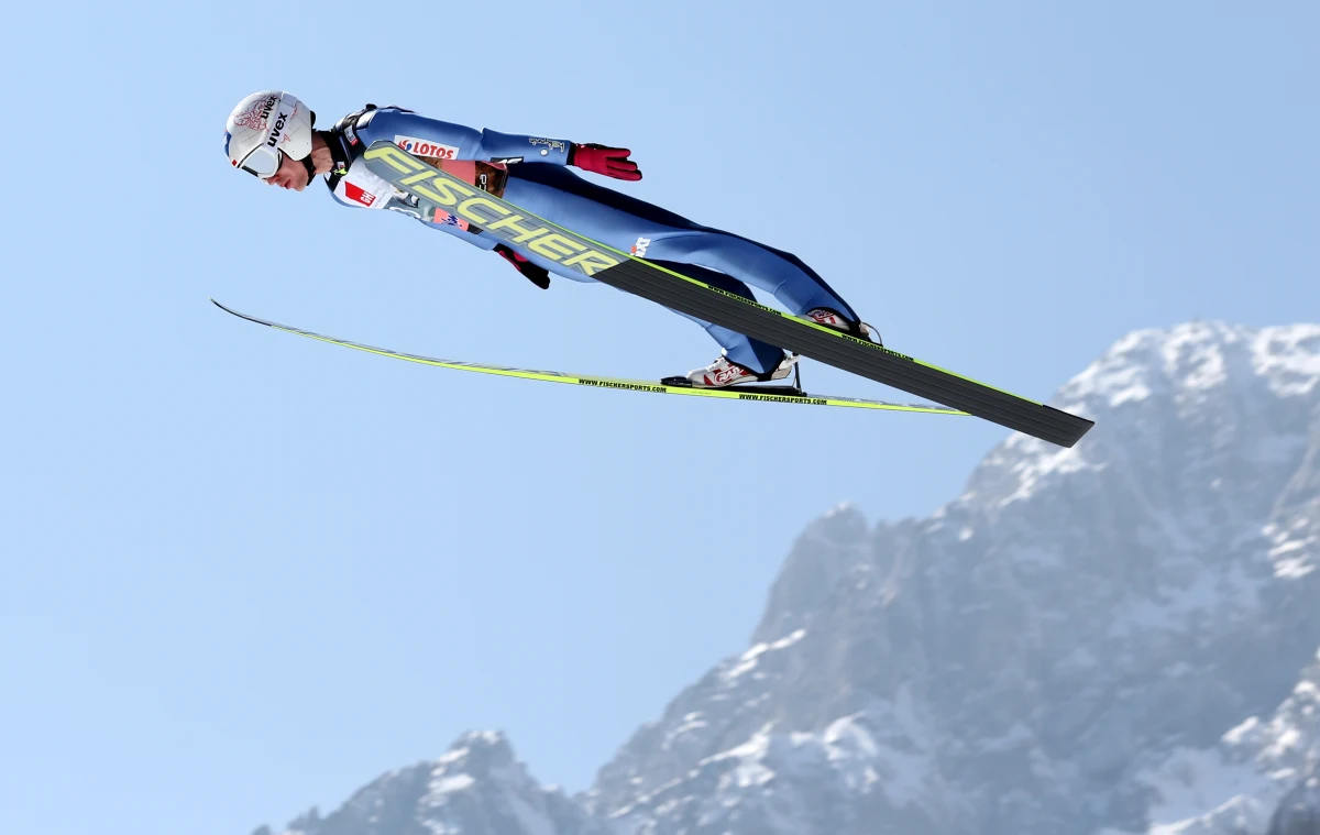 Kamil Stoch i Piotr Żyła wystartują dziś w kończącym sezon konkursie Pucharu Świata w skokach narciarskich na mamucim obiekcie w Planicy. Wystąpi tylko 30 najlepszych zawodników w klasyfikacji lotów po pięciu zawodach.