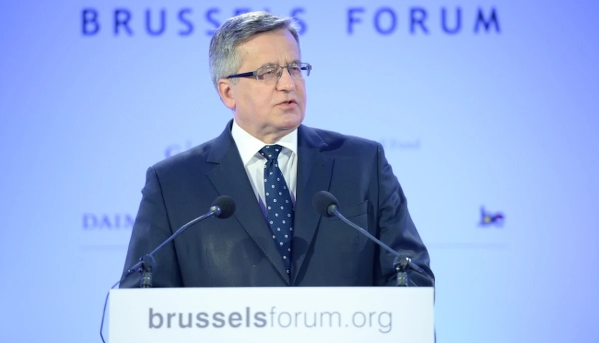 "Dzisiaj powtarzamy w zgodzie z polskim doświadczeniem, że fundamenty naszego bezpieczeństwa są poważnie nadwyrężone. Musimy sobie powiedzieć jasno: skończyły się czasy pokojowej dywidendy po zakończeniu zimnej wojny" - powiedział prezydent Bronisław Komorowski w Brukseli. "Problem bezpieczeństwa staje przed nami z nową mocą, od kwestii bezpieczeństwa energetycznego przez obronę obywateli przed aktami terroru, wspieranie integralności terytorialnej państw nam bliskich aż po konieczność wzmacniania własnej obronności w obliczu powrotu do stosowania w naszym bezpośrednim sąsiedztwie siły zbrojnej w relacjach pomiędzy państwami" - dodał. 