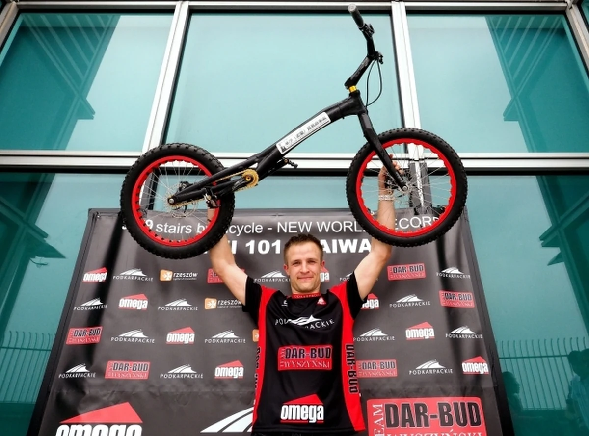 Polak Krystian Herba wspiął się na rowerze na 3139 stopni schodów budynku Taipei 101 - wieży o wysokości ponad 500 m. Pobił tym samym rekord Guinnessa, który sam ustanowił w lutym ub. roku w Melbourne. Wtedy pokonał 2919 stopni. 