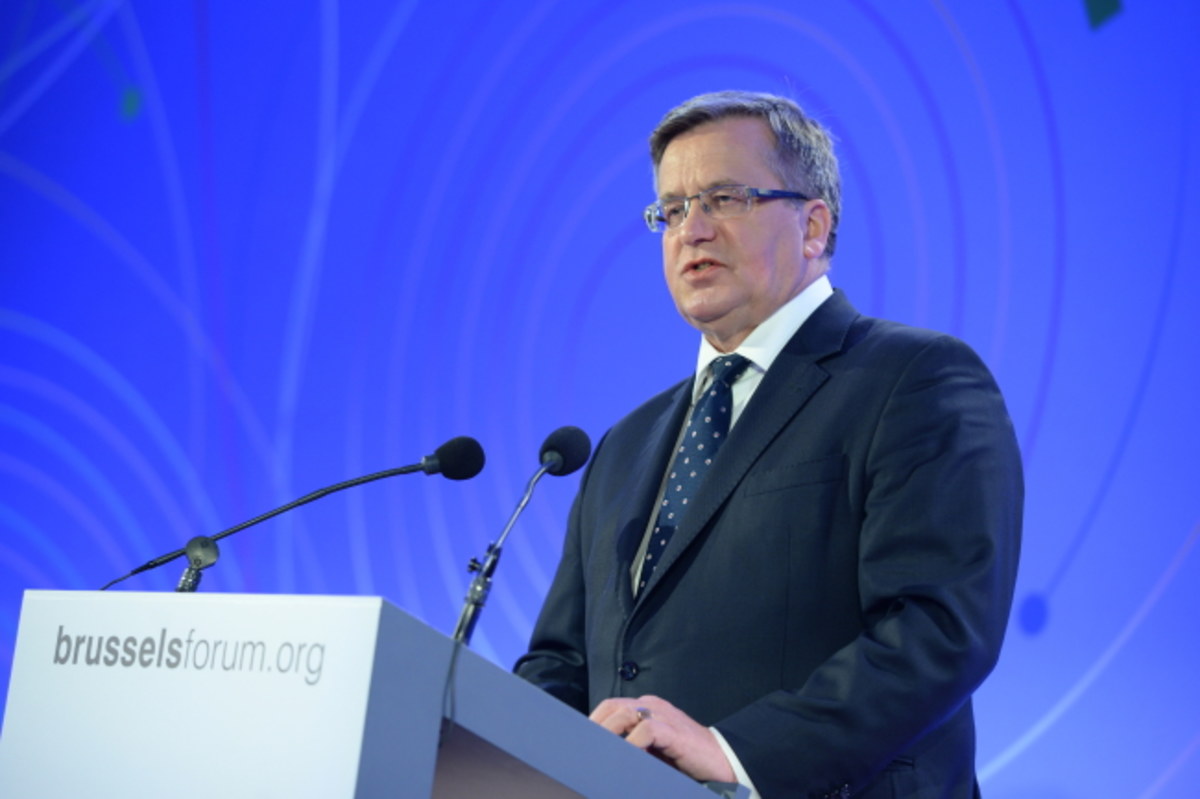 Zaostrza się spór o rzekomą znajomość prezydenta Bronisława Komorowskiego z Piotrem P. – byłym oficerem WSI i szefem upadłego SKOK Wołomin podejrzanym o defraudację. Dowodem w tej sprawie ma być fotografia z premiery filmu „1920. Bitwa warszawska”. „Tu nie chodzi tylko o to jedno zdjęcie. Ja bym chciał, żeby pan prezydent Komorowski wytłumaczył się - już nie ustami swojej rzecznik, bo ona widać bladego pojęcia nie ma, z kim się spotykał i co robił” – mówi poseł Prawa i Sprawiedliwości, Bartosz Kownacki. „To kłamstwo i chamstwo. Taki materiał nie ma żadnej wagi” – odpowiada Iwona Śledzińska-Katarasińska z Platformy Obywatelskiej. 