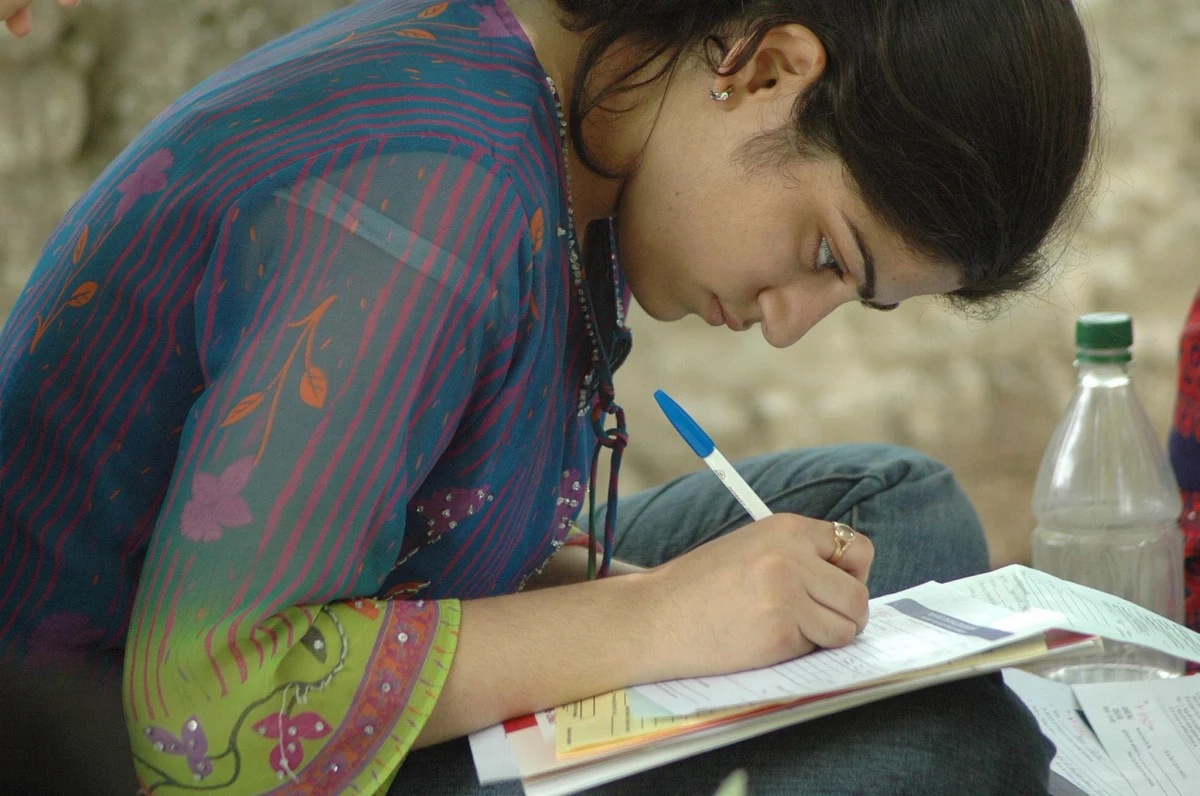 Indyjska policja zatrzymała ok. tysiąca osób za pomoc w ściąganiu podczas egzaminu będącego odpowiednikiem matury. Telewizja pokazała zdjęcia przyjaciół i rodziców, którzy w tym celu wspinają się na ściany ośrodka egzaminacyjnego. 