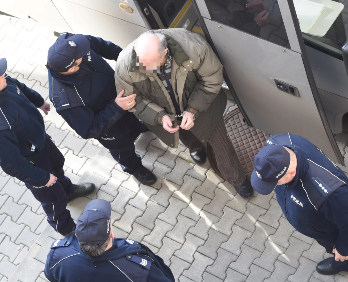 Przed sądem w Łęczycy rozpoczął się proces rodziny zastępczej oskarżonej o znęcanie się nad podopiecznymi i pedofilię. Na ławie oskarżenia usiedli 60-letni Jan A. oraz jego 55-letnia żona Bożena. Rozprawa odbywa się za zamkniętymi drzwiami. 