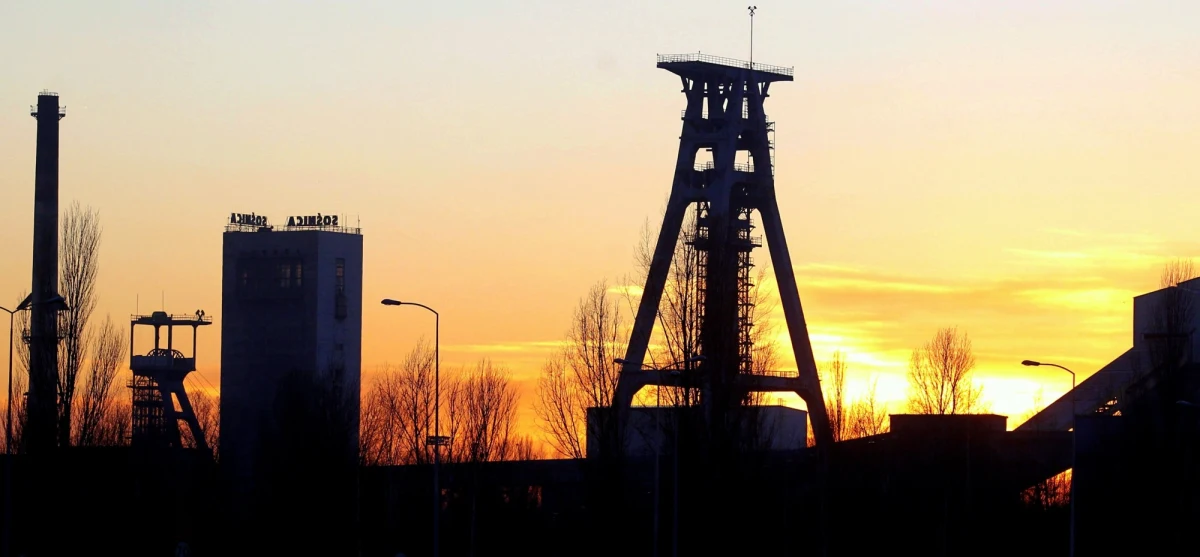 „Nie wiem, co ze mną zrobią. My jesteśmy zwykłymi pionkami. Tylko góra decyduje” - mówi reporterce RMF FM Annie Kropaczek jeden z pracowników Ruchu Makoszowy w Zabrzu. To części kopalni Sośnica -Makoszowy, która z końcem kwietnia zostanie podzielona. Dziś w zakładzie związkowcy organizują masówki, bo załoga nie wie jeszcze, jak będzie pracować po podziale kopalni.