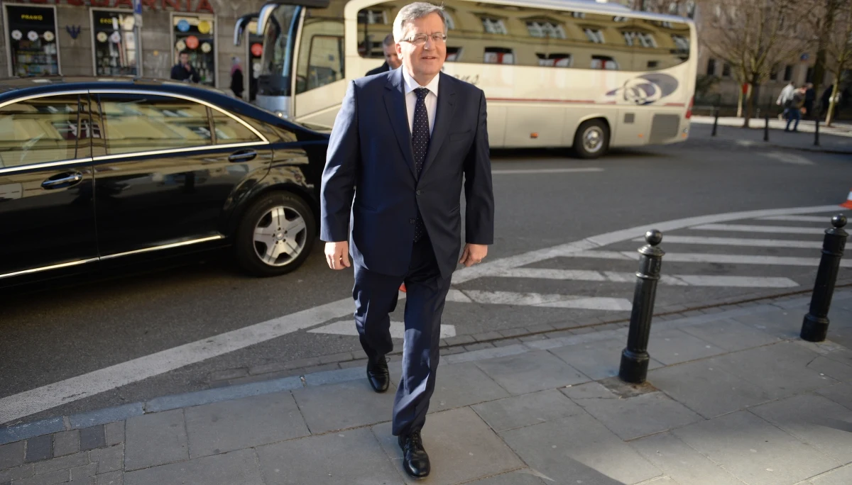 Bronisław Komorowski przerwał milczenie i osobiście odniósł się do zarzutów dotyczących jego rzekomej znajomości z Piotrem P., podejrzanym o defraudację byłym oficerem WSI. "Jeżeli panowie z PiS uważają, że jeżeli na schodach w Sejmie z którymś z nich zrobiłem sobie zdjęcie, to już jest moim znajomym, to się głęboko mylą” - stwierdził.