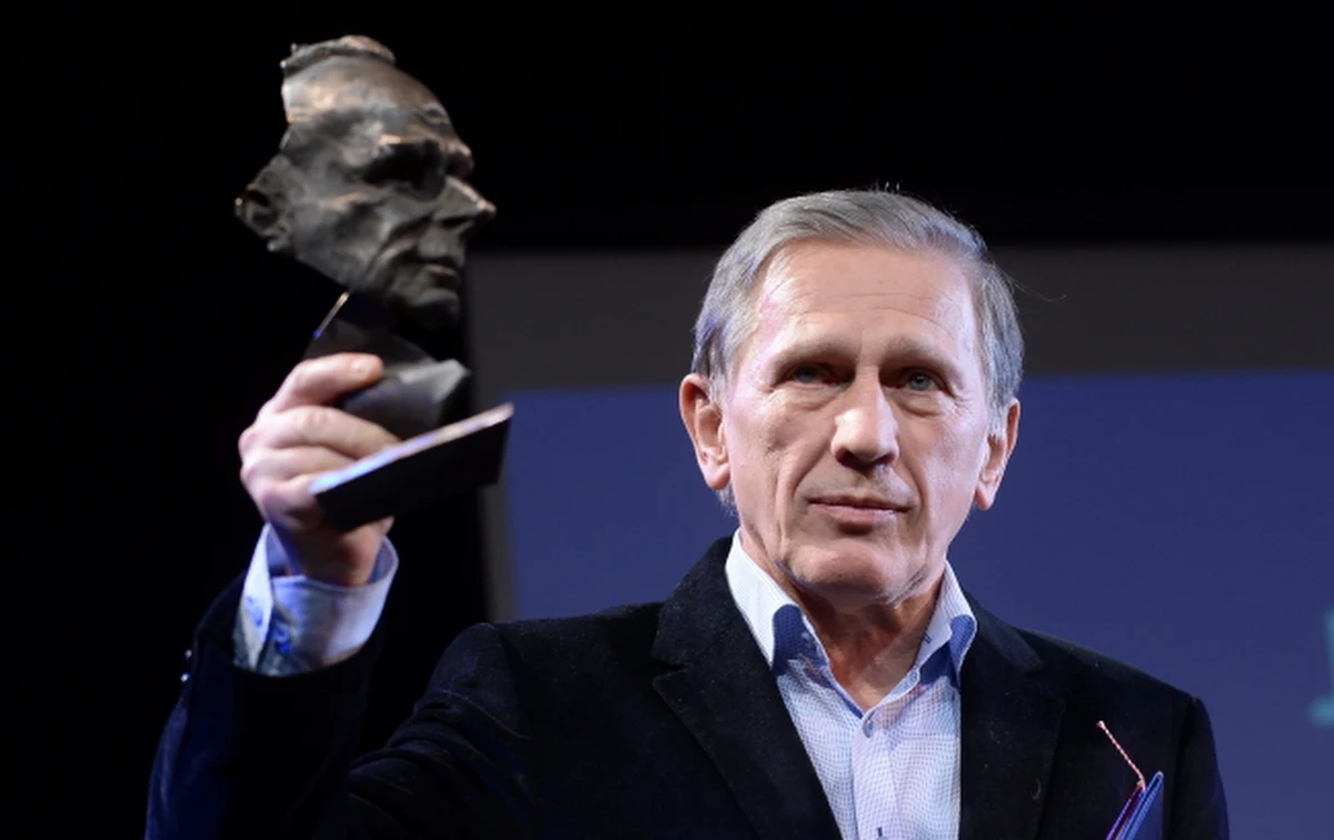 Jan Englert – znany aktor, ale też reżyser i pedagog - został laureatem drugiej edycji nagrody im. Zygmunta Huebnera; otrzymał tytuł Człowieka Teatru. "Czuję się zażenowany własną małością. Wszystko, co w życiu zrobiłem, zawdzięczam moim mistrzom. Sam niczego nie wymyśliłem, po prostu kradłem. Całe życie kradłem” – stwierdził nagrodzony artysta. 