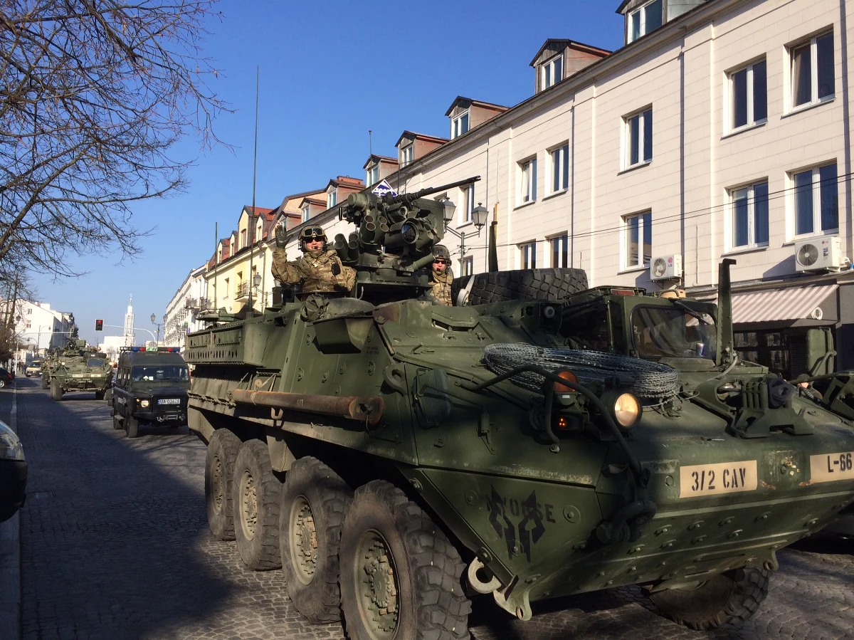 Pierwsi amerykańscy żołnierze z "Rajdu Dragonów" od wczoraj są już w Polsce. Noc spędzili w 18. białostockim pułku rozpoznawczym. Teraz Amerykanie prezentują się w centrum Białegostoku. 