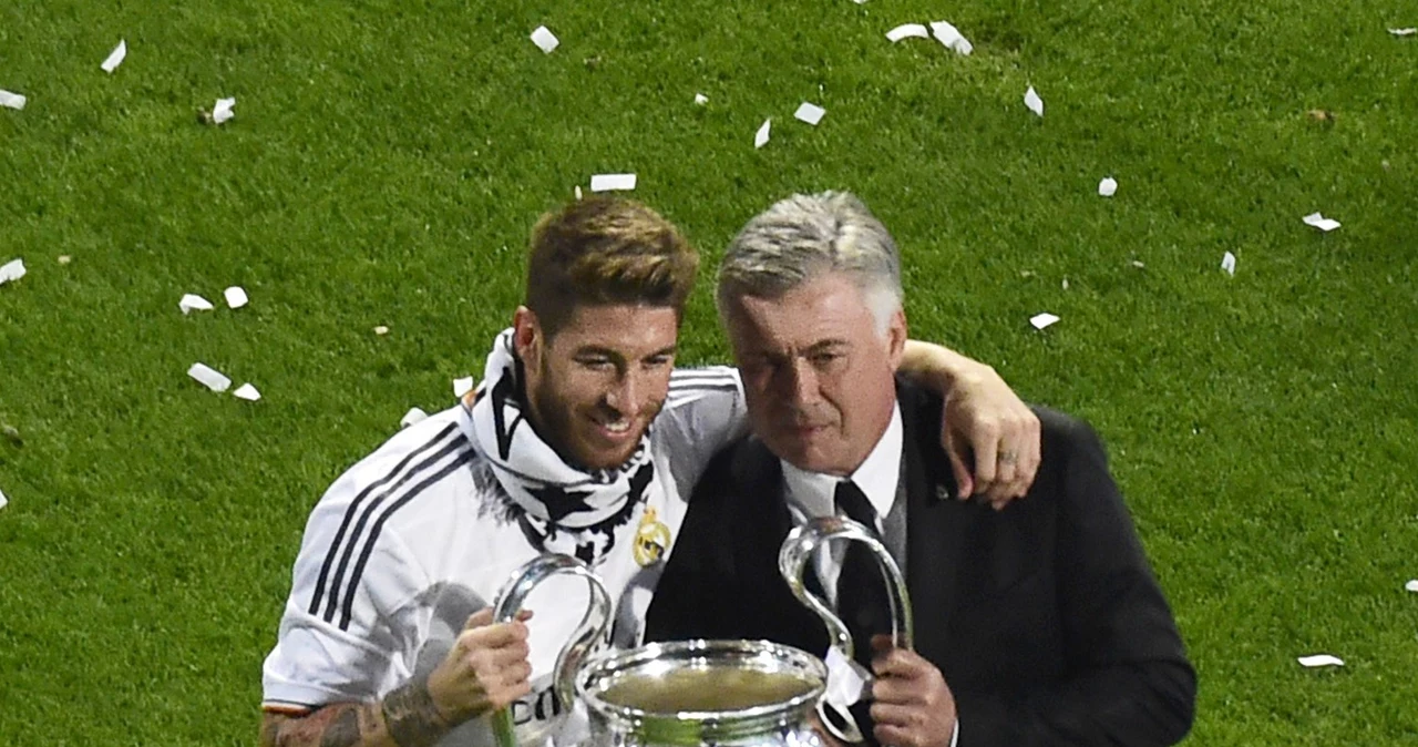 Sergio Ramos (z lewej) i Carlo Ancelotti z Pucharem Europy