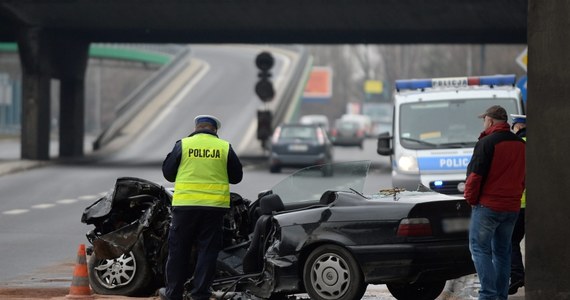 Polska w niechlubnej czołówce krajów, w których ginie najwięcej osób na drogach. Komisja Europejska opublikowała raport nt. bezpieczeństwa drogowego. W zeszłym roku zginęły na naszych drogach 84 osoby na milion mieszkańców. Średnia unijna wynosi 50 osób na milion mieszkańców. We wszystkich krajach UE w 2014 roku zginęło w wypadkach na drogach 25 tys. 700 osób. 