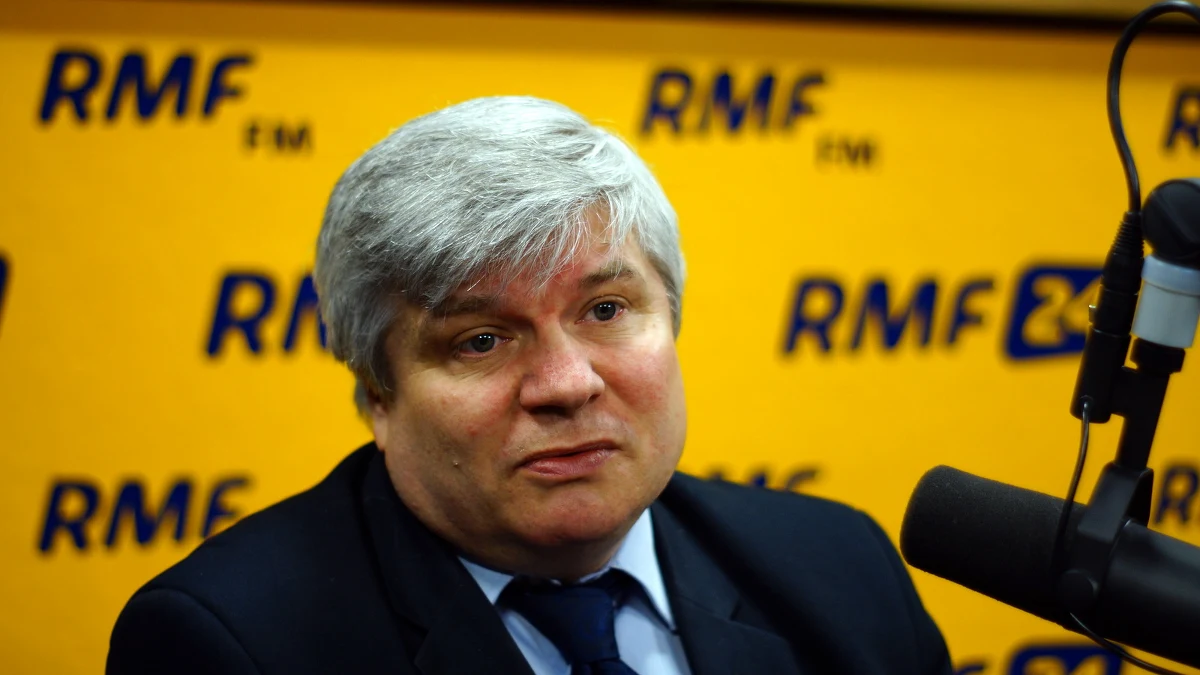 "Zastanawiający jest całkowity brak komunikacji ze strony załogi samolotu. Zniżanie samolotu nie było raptowne. Było ustabilizowane, nieco większe, niż standardowa prędkość zniżania samolotu po ścieżce"- mówi w Kontrwywiadzie RMF FM szef Państwowej Komisji Badania Wypadków Lotniczych Maciej Lasek. "Nie ma żadnych wskazań, że załoga podejmowała jakiekolwiek działania mające zapobiec kontynuowaniu lotu w kierunku gór. Jeżeli byłaby możliwość kontroli nad samolotem, to samolot mógłby zawrócić i jeszcze około 170 km przelecieć" - dodaje. "Były hipotezy, że mogło całkowicie zasilanie paść w samolocie, ale ono, przynajmniej w części, musiało być, bo działał transponder" - ocenia. "Paliwa było dużo i nic nie wskazuje, żeby samolot był sterowany przez autopilota i leciał po zaprogramowanej trasie" - analizuje gość RMF FM. Zdaniem Laska, miesiąc po wypadku powinien pojawić się raport wstępny, w którym będą stwierdzone podstawowe fakty. "To jest bardzo tajemnicza katastrofa, ale wydarzyła się nad Europą i to nie jest jak MH370, który zaginął" – ocenia.