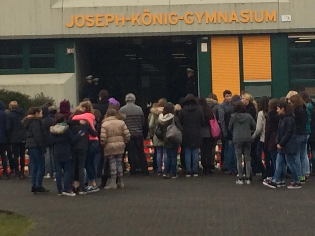 Szesnaścioro uczniów i dwie nauczycielki ze szkoły w Haltern am See w północno-zachodnich Niemczech są wśród ofiar wczorajszej katastrofy. Dziś w ich szkole nie ma lekcji, ale przed budynkiem pełno jest młodych ludzi, którzy chcą uczcić pamięć swoich kolegów, którzy zginęli w Alpach. Młodzież i nauczyciele chcą być razem - informuje specjalny wysłannik RMF FM Adam Górczewski. 