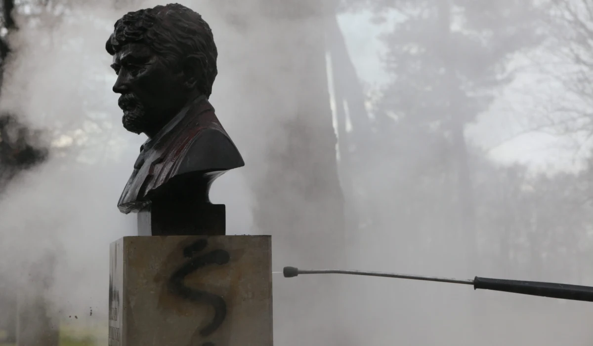 Reprezentujący Platformę Obywatelską marszałek województwa małopolskiego Marek Sowa zadeklarował wsparcie finansowe budowy pomnika pułkownika Ryszarda Kuklińskiego na krakowskim placu Jana Nowaka-Jeziorańskiego (dawnym Dworcowym).