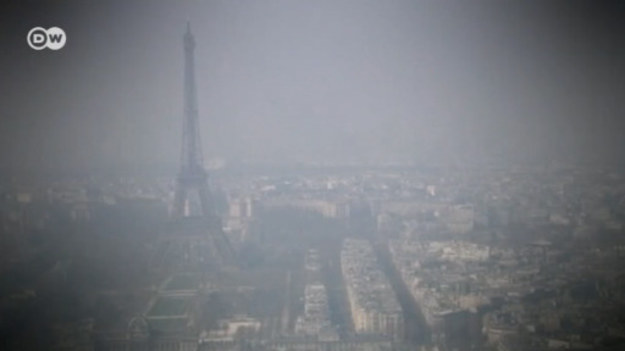 Błękitne paryskie niebo nastrajało niegdyś romantycznie. Ale to już przeszłość. Zanieczyszczenie powietrza w mieście zakochanych 30-krotnie przewyższa dopuszczalne normy. Władze biją na alarm – i od pewnego czasu regularnie prowadzą kontrole pojazdów, które stanowią poważne zagrożenie dla ludzkiego zdrowia. Codziennie ulicami Paryża przejeżdża lub stoi w korkach około 5,5 miliona aut! W tej sytuacji pani burmistrz chce sięgnąć po radykalne środki i zabronić wjazdu do śródmieścia samochodom z silnikiem Diesla, a także zreformować system miejskiego transportu.


U Pierre’a, który obecnie mieszka na obrzeżach francuskiej stolicy, zanieczyszczenie powietrza w Paryżu wywołało przewlekłą obturacyjną chorobę płuc, dającą objawy podobne do dolegliwości występujących u nałogowych palaczy. By sobie pomóc, mężczyzna wykonuje codzienne czynności w specjalnej masce, chociaż wie, że skuteczność tego środka jest znikoma. Nic dziwnego, że – podobnie jak 80 procent paryżan – popiera wszystkie, nawet najbardziej ekstremalne pomysły na walkę ze smogiem.