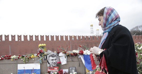 ​Sprofanowano symboliczne miejsce pamięci Borysa Niemcowa na moskiewskim moście, na którym 27 lutego został zastrzelony - poinformował Ilja Jaszyn, inny z przywódców opozycji w Rosji. Wandale rozbili umieszczoną na miejscu zabójstwa tabliczkę z napisem "Most Niemcowa", zniszczyli ramki z fotografiami opozycjonisty, a także rozrzucili kwiaty i znicze pozostawione przez ludzi oddających hołd jego pamięci. Na zdjęciach Niemcowa umieścili obraźliwe napisy.