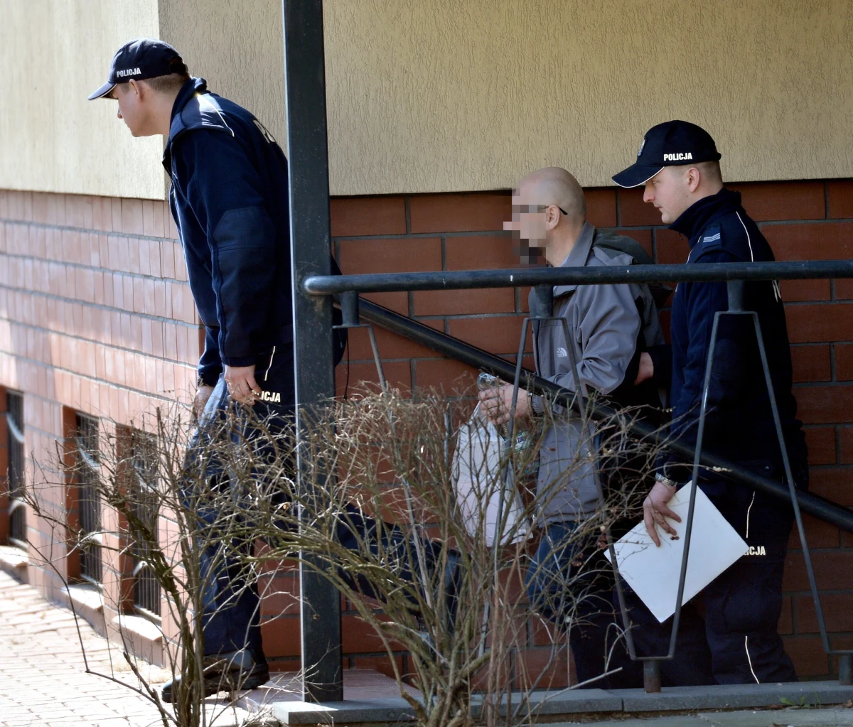 Sąd w Wołominie skazał na 7 lat więzienia byłego księdza za molestowanie nieletnich na Dominikanie i w Polsce. Wojciech G. wniósł w ubiegły piątek o dobrowolne poddanie się karze. Ma on też zapłacić zadośćuczynienie ośmiu pokrzywdzonym - w sumie 155 tys. złotych. Uzasadnienie wyroku utajniono. 