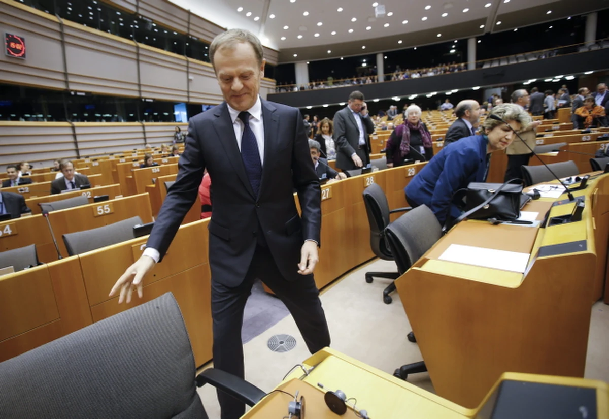 Ostre słowa krytyki usłyszał Donald Tusk od szefa frakcji europejskich liberałów podczas spotkania w europarlamencie. "To jest nie do zaakceptowania. To wbrew interesom Unii" - mówił Guy Verhovstadt odnosząc się do zorganizowanego przez Polaka na marginesie unijnego szczytu spotkania w sprawie Grecji. Odbyło się ono wyłącznie z udziałem Niemiec i Francji.