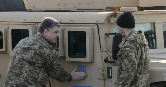 ​Na Ukrainę dostarczono pierwszą partię amerykańskich samochodów wielozadaniowych Humvee. Wykorzystają je wojska walczące z separatystami na wschodzie kraju. W ceremonii odbioru sprzętu uczestniczył prezydent Petro Poroszenko. Dziesięć pojazdów przyleciało na podkijowskie lotnisko w Boryspolu amerykańskim wojskowym samolotem transportowym.