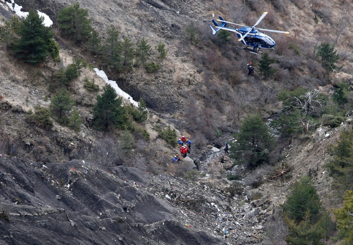 Jeden z pilotów samolotu linii Germanwings, który rozbił się we wtorek we francuskich Alpach, opuścił kabinę i nie był w stanie do niej wrócić, zanim samolot spadł - informuje dziennik "New York Times", powołując się na dowody z rejestratora rozmów w kabinie.