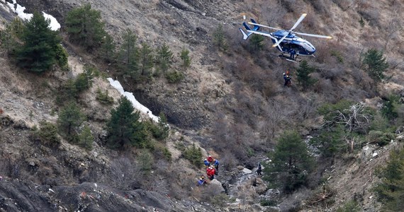 Jeden z pilotów samolotu linii Germanwings, który rozbił się we wtorek we francuskich Alpach, opuścił kabinę i nie był w stanie do niej wrócić, zanim samolot spadł - informuje dziennik "New York Times", powołując się na dowody z rejestratora rozmów w kabinie.