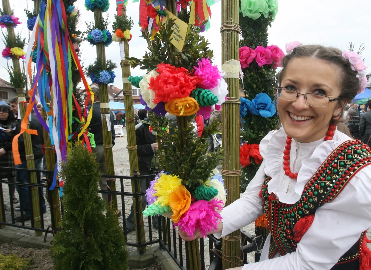 Niedziela Palmowa dla Lipnicy Murowanej ma szczególne znaczenie. Lipnickie palmy – swoiście piękne i bliskie niebu mają w sobie coś magicznego. Wykonane z misternie ułożonej wikliny, ozdobione bibułowymi kwiatami i kolorowymi wstążkami wciąż zachwycają. 