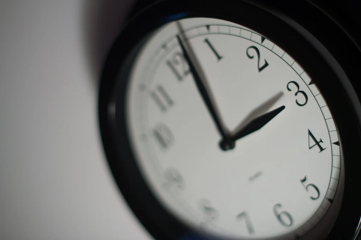 ​Zwiększenie ryzyka zawału serca, ale również pomoc w walce z dziecięcą otyłością - takie są m.in. skutki zmiany czasu z zimowego na letni. W nocy z soboty na niedzielę przesuniemy wskazówki zegara z godz. 2.00 na 3.00. 