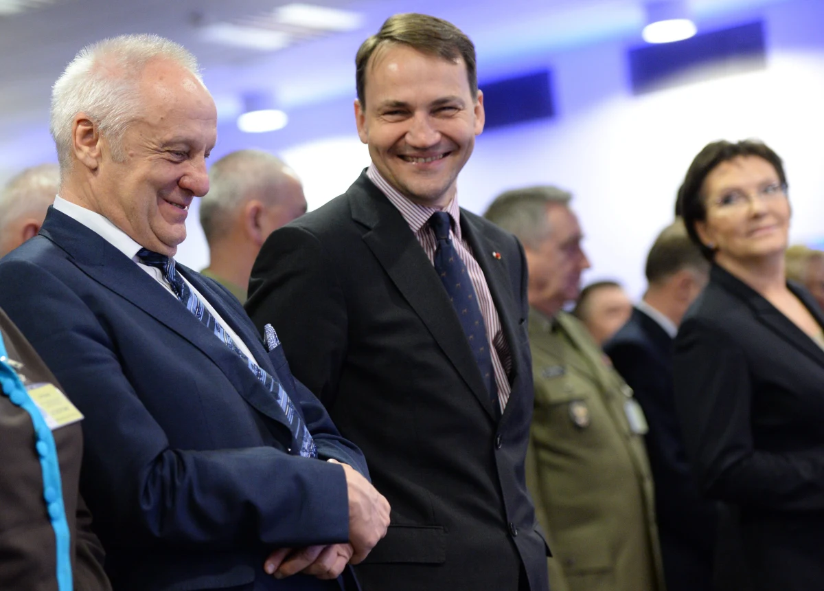 Radosław Sikorski odebrał w stolicy Portugalii tytuł doktora honoris causa Uniwersytetu Nowego w Lizbonie (UNL). To wyraz uznania za wkład w proces transformacji ustrojowej w Polsce oraz pracę na rzecz integracji Polski z NATO i UE. 