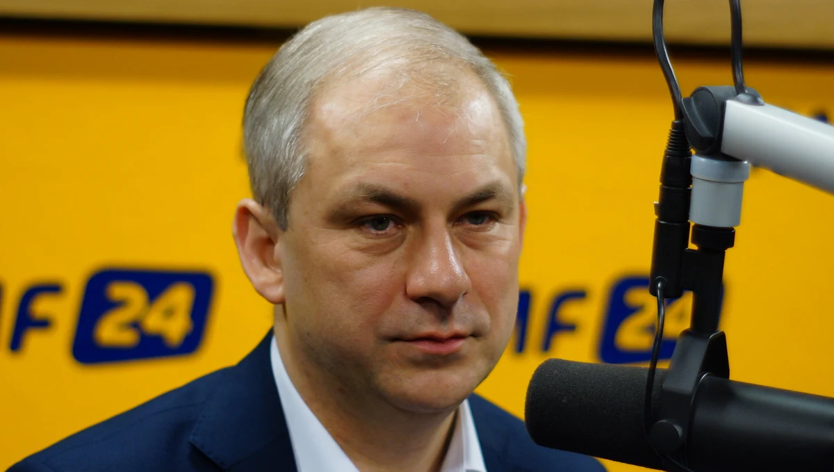 "Za chwilę mój pełnomocnik złoży pozew do sądu powszechnego przeciwko Millerowi i łamaniu zasad w SLD" - zapowiada w Kontrwywiadzie RMF FM były przewodniczący SLD Grzegorz Napieralski. "Pozywam tych ludzi, którzy uważają SLD za własny folwark, a Miller uważa partię za swoją prywatną. Przez kilka tygodni ważyliśmy z prawnikami racje i wszyscy jednym głosem powiedzieli, że zostały złamane przepisy, wewnętrzne przepisy partii" - dodaje. Grzegorz Napieralski składa też do sądu partyjnego wniosek o zawieszenie Leszka Millera i uznanie jego działań za naruszenie statutu SLD.