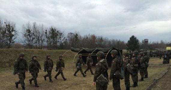 ​Rezerwiści wezwani do jednostki w Tarnowskich Górach włożyli mundury i przypominają sobie, jak funkcjonuje wojsko. Wśród nich są również kobiety. Mobilizacyjne ćwiczenia, w których udział bierze 500 osób, potrwają do jutra. 