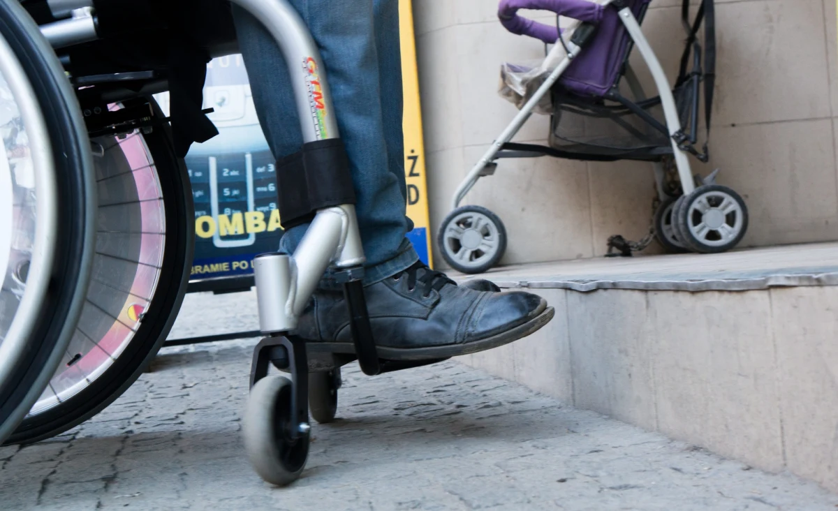 Nawet trzydzieści tysięcy pracujących osób niepełnosprawnych może trafić na bruk! Takie będą efekty przyjęcia projektu ustawy grupy posłów Platformy, która zmieni zasady rozliczenia firm z Państwowym Funduszem Rehabilitacji Osób Niepełnosprawnych. Chodzi o kary, które muszą płacić firmy niezatrudniające niepełnosprawnych. Do tej pory większość kary można było zamienić na ulgę, wykupując usługę firmy zatrudniającej niepełnosprawnych.