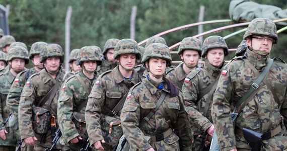 Rezerwista wezwany na ćwiczenia nie może stracić pracy. Chroni go prawo – uspokajają prawnicy. Od kilku dni eksperci coraz częściej odpowiadają na pytania zaniepokojonych pracodawców i pracowników związane z ćwiczeniami zorganizowanymi przez MON. 