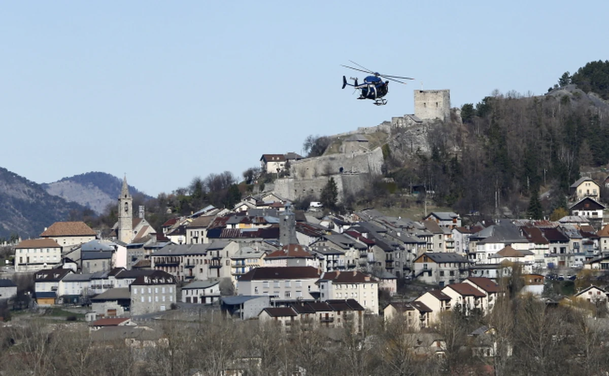 „Nie ma żadnych jednoznacznych zachowań, które by w sposób jednoznaczny wskazywały na chęć podjęcia próby samobójczej” – mówi prof. Tomasz Adamowski z Uniwersytetu Medycznego we Wrocławiu, pełniący obowiązki kierownika oddziału psychiatrycznego Szpitala Wojskowego we Wrocławiu. „W przypadku osób zdeterminowanych, które się np. zdecydowały już na podjęcie prób samobójczych, sam czas przed podjęciem próby samobójczej może się wiązać wręcz z pogodzeniem się z losem, a więc w jakimś sensie nawet uspokojeniem” – mówi prof. Adamowski. Za wtorkową katastrofą airbusa linii Germanwings w Alpach stoi 28-letni, niedoświadczony drugi pilot Andreas Lubitz. Francuska prokuratura podała tożsamość mężczyzny. Mężczyzna świadomie zablokował się w kabinie pilotów i rozbił samolot. 