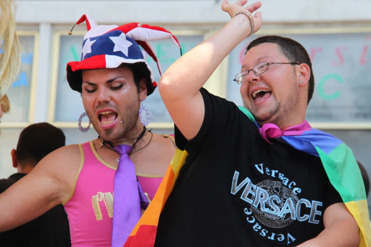 Ministerstwo Sprawiedliwości poparło kontrowersyjne projekty ustaw dotyczące obrażania mniejszości seksualnych. „Trzy lata więzienia mają grozić za znieważenie homo- i transseksualistów ze względu na ich orientację. Za stosowanie wobec takich osób gróźb – nawet pięć” – pisze „Rzeczpospolita”.