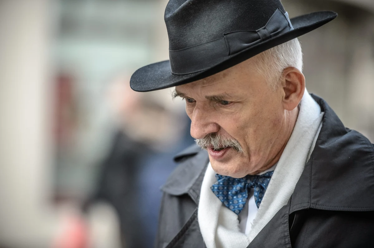 "Sytuacja jest niebezpieczna, dlatego moim programem jest ogłoszenie neutralności Polski w konflikcie ukraińsko-rosyjskim” – powiedział w podkarpackiej Jasionce kandydat na prezydenta Janusz Korwin-Mikke. „Nie mam żadnych szczególnych sympatii do Ukraińców, zwłaszcza na zachodzie Ukrainy. Nie mam też żadnych szczególnych sympatii dla Rosjan. W interesie Polski leży utrzymanie niepodległej Ukrainy, nawet jeśli będzie wroga Polsce" – tłumaczył kontrowersyjny europoseł. 