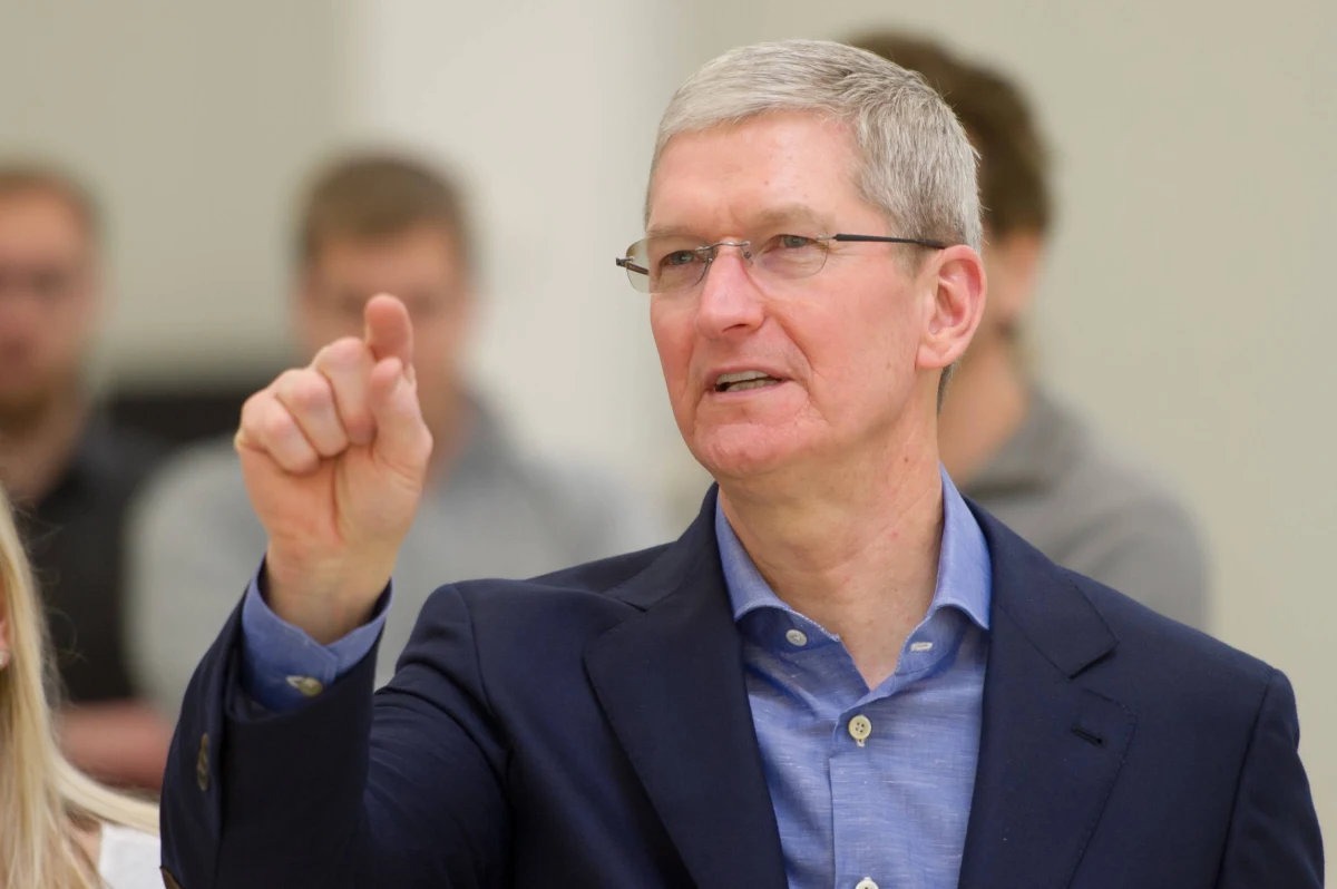 Szef koncernu Apple Tim Cook planuje przekazać swój szacowany na 785 mln dolarów majątek na cele charytatywne po tym jak sfinansował edukację jednemu z członków rodziny - twierdzi dwutygodnik biznesowy "Fortune". 