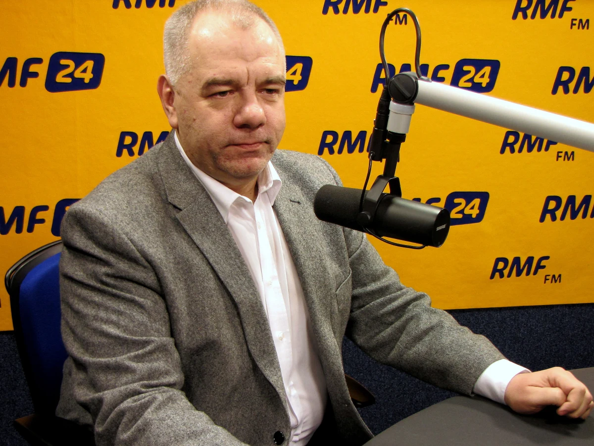 Spotkania w Pałacu Prezydenckim przed wnioskiem do Trybunału ws. SKOK-ów? "Nie ma w tym nic dziwnego, że Grzegorz Bierecki przychodził do Pałacu, przedkładał własne opinie. To normalne, że prezydent Kaczyński i Andrzej Duda, przygotowując skargę do Trybunału, chcieli usłyszeć opinię drugiej strony" - mówi w Kontrwywiadzie RMF FM Jacek Sasin z PiS pytany o publikację "Gazety Wyborczej". Napisano w niej, że senator Bierecki bywał w Pałacu Prezydenckim i to na opiniach prawnych dostarczonych przez SKOK-i oparto część skargi do TK. Jacek Sasin pytany o to, czy Lech Kaczyński ulegał lobbingowi SKOK-ów odpowiada: "To, że miał takie zdanie ws. ustawy dotyczącej SKOK-ów, to był wynik jego przemyśleń a nie lobbingu". Zdaniem gościa RMF FM za artykułem w "Gazecie Wyborczej" stoi Kancelaria Prezydenta. "Gazeta staje się organem prasowym urzędującego prezydenta. Skąd można mieć te informacje? "Wprost są przekazane" - ocenia Sasin.