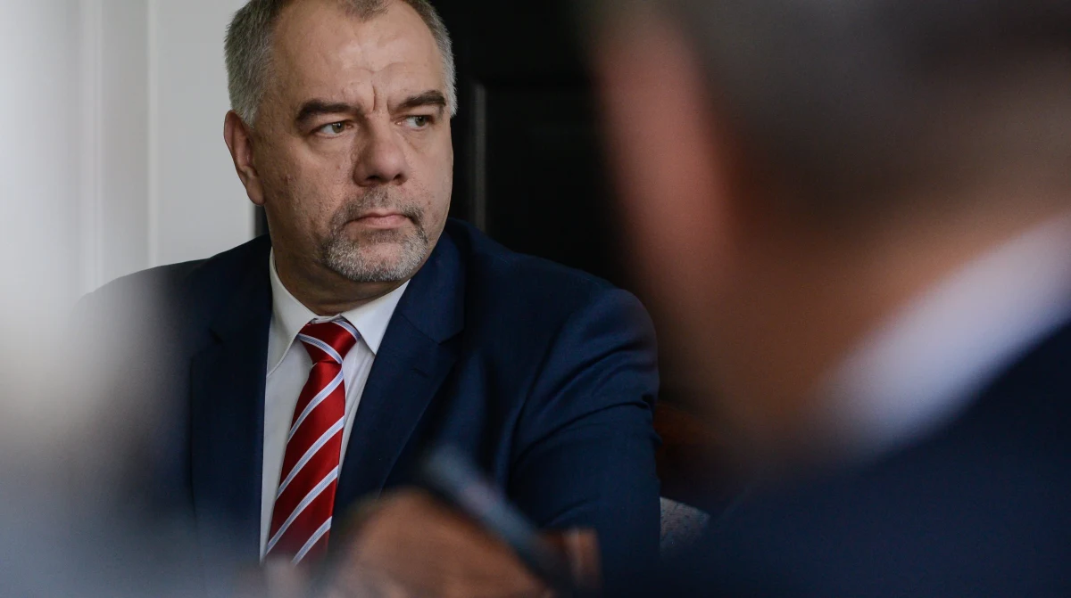 "Mimo zabiegów ze strony pana G. nigdy nie zdecydowałem się wejść z nim w relacje towarzyskie. Uważam, że politycy powinni pewną ostrożność kontaktów zachowywać" - mówi w Kontrwywiadzie RMF FM poseł PiS Jacek Sasin w odpowiedzi na pytania słuchaczy. Zaznacza, że z G. spotykał się tylko na oficjalnych uroczystościach. "To były oficjalne uroczystości dotyczące rocznicy powołania SKOK-u. Nie do końca udało mi się to, żeby zupełnie się z szefem SKOK-u, przy okazji innych uroczystości, nie spotykać" - dodaje.