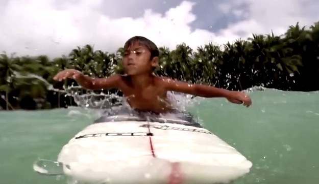 Ten młody surfer uwielbia łapać duże fale. Kai Kai Alcala z Filipin to pięcioletni pogromca fal, który  udowodnił, że może stawać w szranki z „prawdziwymi” surferami. Wszyscy zachwycają się jego umiejętnościami do tego stopnia, że - widząc go w akcji - zatrzymują się, aby choć chwilę na niego popatrzeć. 


Chłopak zaczął swoja przygodę rok temu, ale już jako mały berbeć uwielbiał wszelkie zabawy wodne. Talent do surfowania odziedziczył po swojej mamie, Manette, która już pięciokrotnie zdobyła mistrzostwo Filipin. 