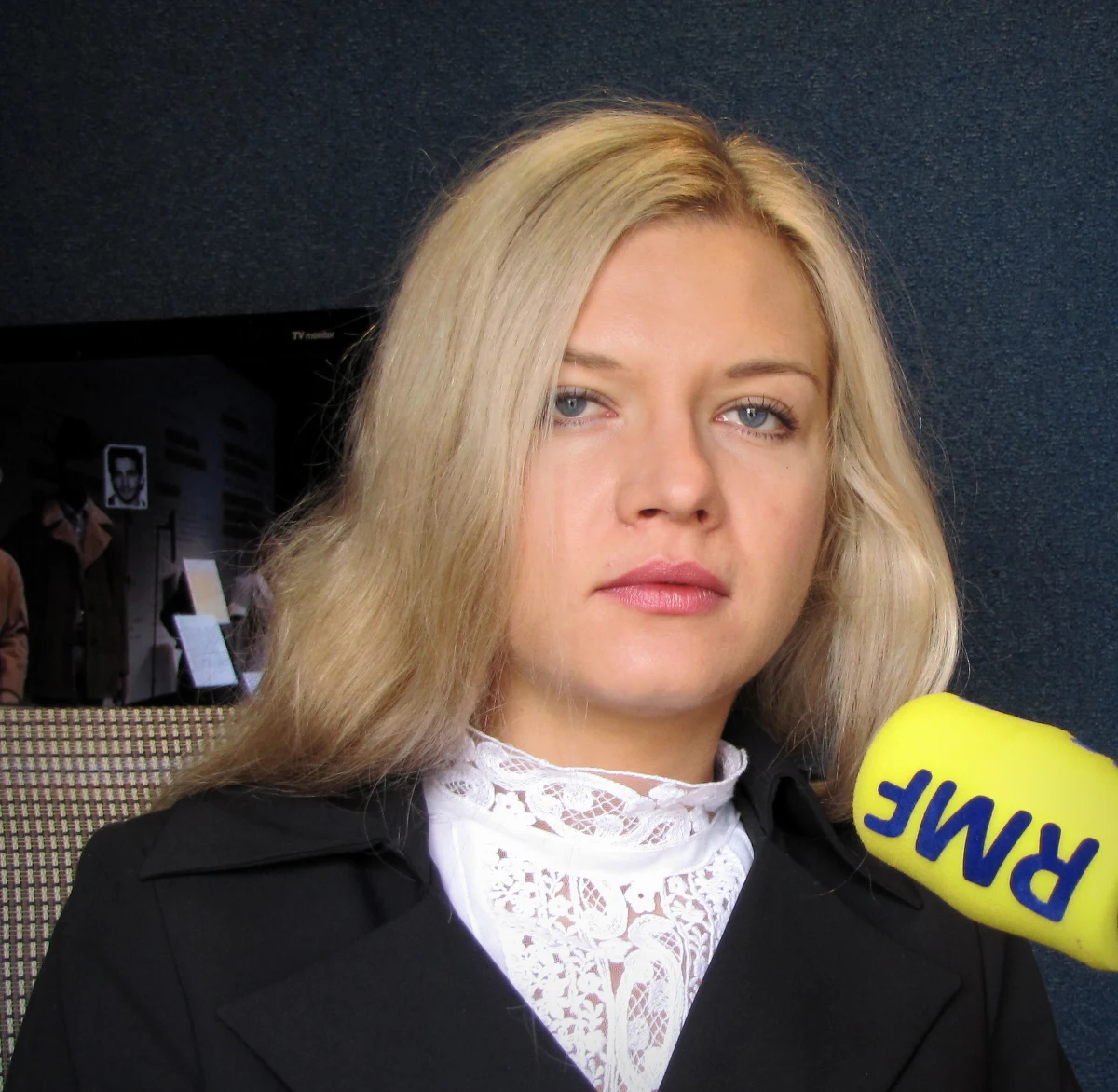 „Nie błędy pilotów były przyczyną tej katastrofy. Tutaj doszło do działania czynników zewnętrznych  i one spowodowały katastrofę i połamanie samolotu na taką ilość części” – mówi w rozmowie z dziennikarzem RMF FM Małgorzata Wasserman, córka Zbigniewa Wassermana, który zginął w katastrofie 10 kwietnia. Jak mówi, dla przyczyn katastrofy szkolenie pilotów, czy ich brak, nie ma znaczenia. „Muszę powiedzieć, że stawianie zarzutów pilotom nieżyjącym na tym etapie jest zachowaniem, które mnie się w głowie nie mieści” – dodaje.