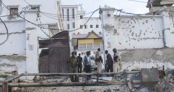 Islamiści z organizacji Al-Szabab wdarli się do popularnego hotelu Maka Al Mukaram w centrum stolicy Somalii - Mogadiszu. W hotelu znajdują się przedstawiciele somalijskiego rządu. Według policji zginęło co najmniej siedem osób. Są też ranni.  