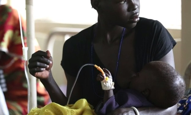 Angelina Nyalony Gai  jest niewidoma. Przez miesiąc uciekała z synem z regionu ogarniętego wojną domową, która w Sudanie Południowym zatacza coraz większe kręgi. Starsze dziecko kobiety zostało zamordowane w zamieszkach, dlatego drugiemu synowi chce ona zapewnić bezpieczny byt.  – Dużo wycierpiałam, umierałam z głodu, opadłam z sił, przewróciłam się, ale jakoś się podniosłam – wyznaje Angelina, która ostatecznie znalazła schronienie w Nyal. 


Nyal wprawdzie nie jest nękany wojną domową, ale za to jego mieszkańcy cierpią z powodu ogromnego głodu. Żywią się tym, co uzbierają na bagnach - chwastami i korzeniami roślin. Trudna sytuacja miasteczka pogorszyła się wraz z napływem wojennych uchodźców. Wojna domowa w Sudanie Południowym nie wróży szybkiej poprawy sytuacji. 