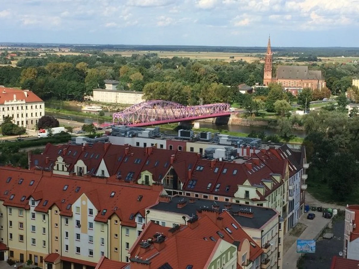 Głogów na Dolnym Śląsku - z różowym mostem, tajemniczymi budowlami obronnymi i odbudowywaną starówką, którą w 1945 roku zrównano z ziemią - to nasz kolejny przystanek w ramach cyklu Twoje Miasto w Faktach RMF FM. To jedno z najstarszych miast w Polsce. 