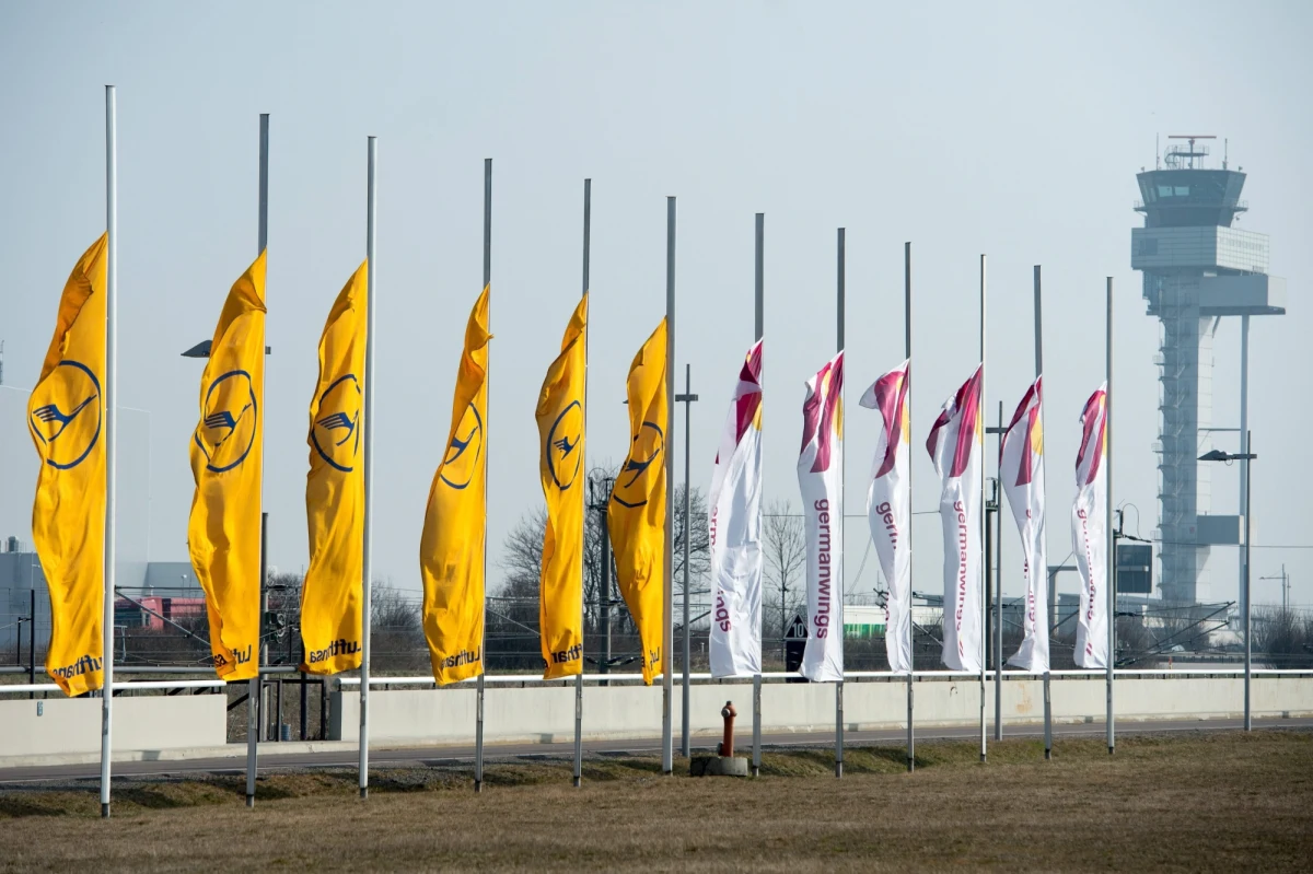 Europejska Agencja Bezpieczeństwa Lotniczego (EASA) wydała czasową rekomendację dla linii lotniczych, by w trakcie lotu w kokpicie zawsze przebywały co najmniej dwie osoby. To pokłosie wtorkowej katastrofy samolotu Germanwings w Alpach.