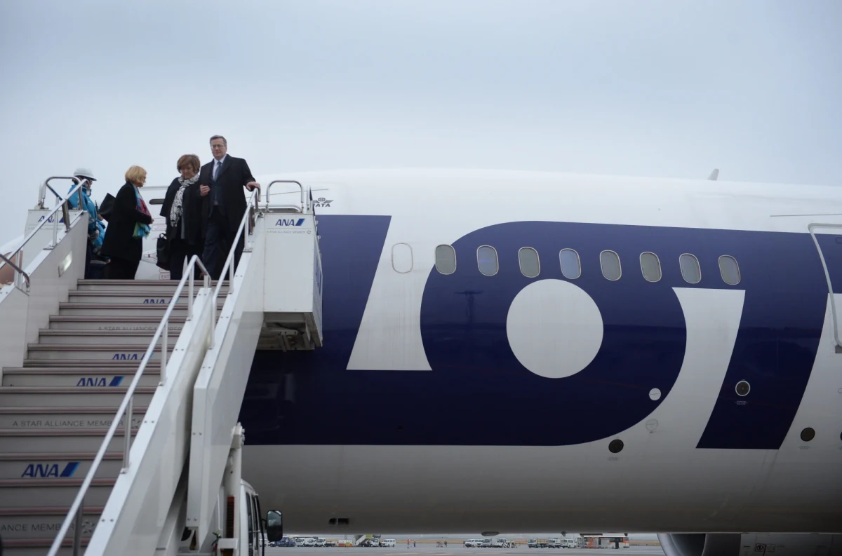 Od piątku na wszystkich rejsach LOT-u obowiązuje zasada przebywania w kokpicie minimum dwóch upoważnionych osób w czasie całego lotu - poinformowała spółka. Oznacza to, że za każdym razem, gdy któryś z pilotów będzie chciał opuścić kabinę, na czas jego nieobecności w kokpicie będzie przebywać upoważniona osoba z załogi pokładowej.