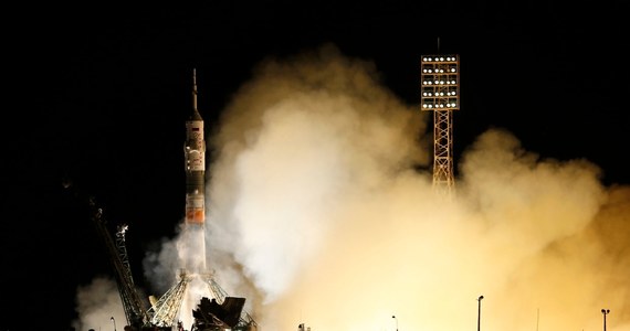 Statek Sojuz TMA-16M z trzyosobową załogą złożoną z Amerykanina i dwóch Rosjan przycumował, po 6 godzinach od startu z kosmodromu Bajkonur, do krążącej wokół Ziemi Międzynarodowej Stacji Kosmiczną (ISS). Dla dwóch jej członków będzie to rekordowo długa, prawie roczna misja.
