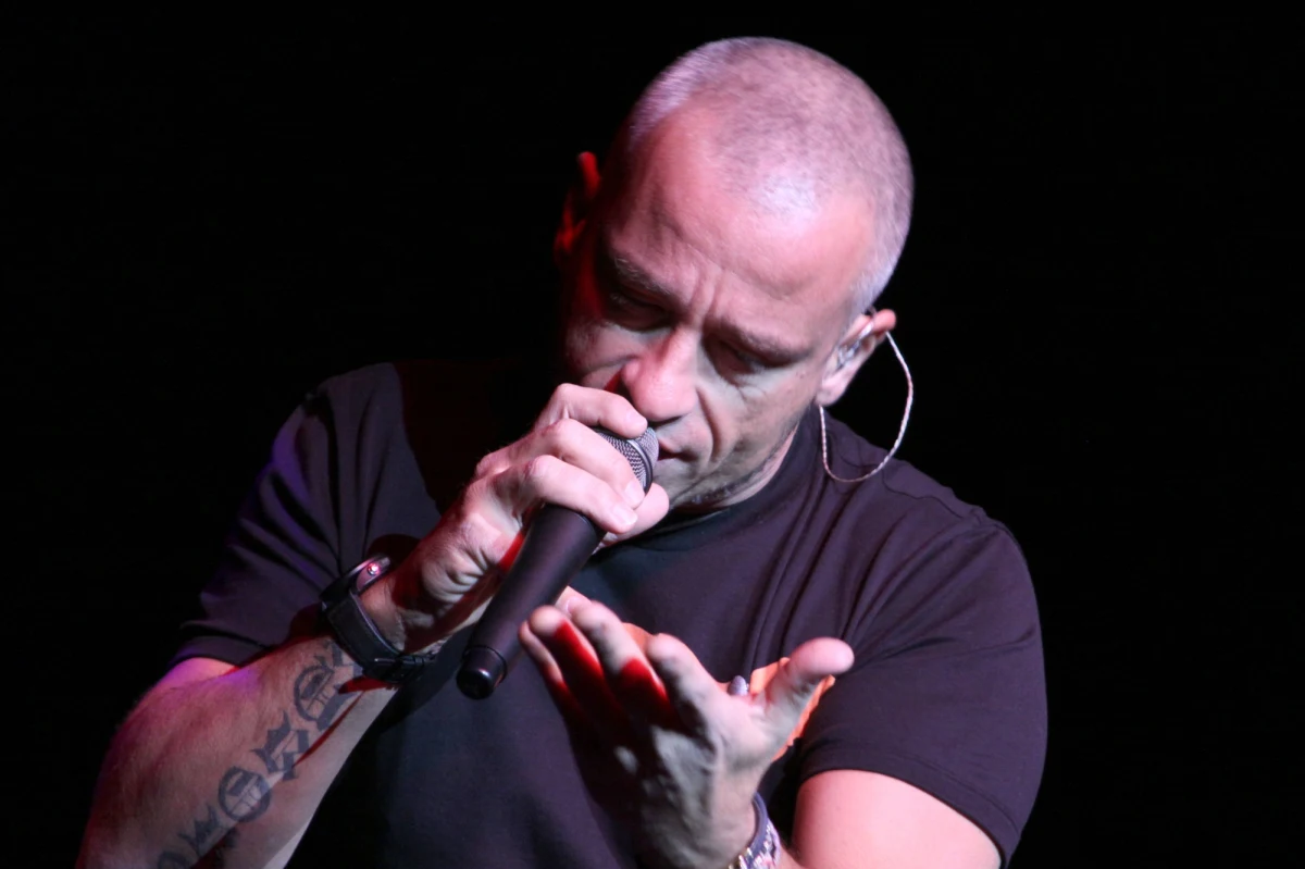 Włoski piosenkarz, muzyk i kompozytor Eros Ramazzotti zaprosił na swój koncert 98-letnią fankę. O kobiecie z Florencji poinformowały włoskie media, bo właśnie z powodu piosenek swojego ulubionego artysty postawiła na nogi rodzinę i straż pożarną. 