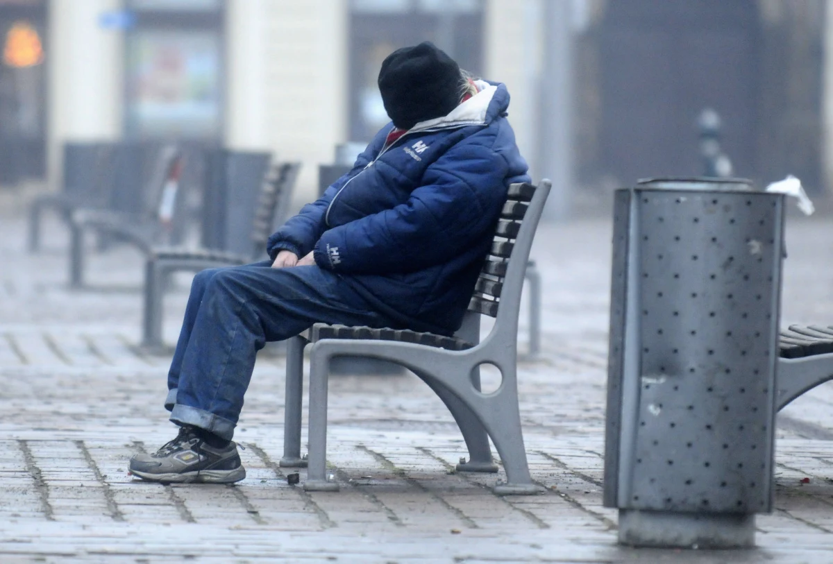 Zwolnienia, cięcia w płacach i rosnące ceny sprawiają, że coraz więcej Rosjan nie stać na drożejący alkohol sprzedawany w sklepach. Wybierają więc tańsze, czasami nawet zabójcze alternatywy. 