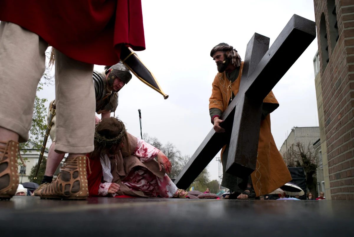 W Niedzielę Palmową rozpoczyna się Wielki Tydzień. Tego dnia Kościół wspomina triumfalny wjazd Chrystusa do Jerozolimy poprzedzony wskrzeszeniem Łazarza. W nabożeństwie Niedzieli Palmowej radość tego wydarzenia przeplata się z powagą męki jaka czeka Chrystusa. 